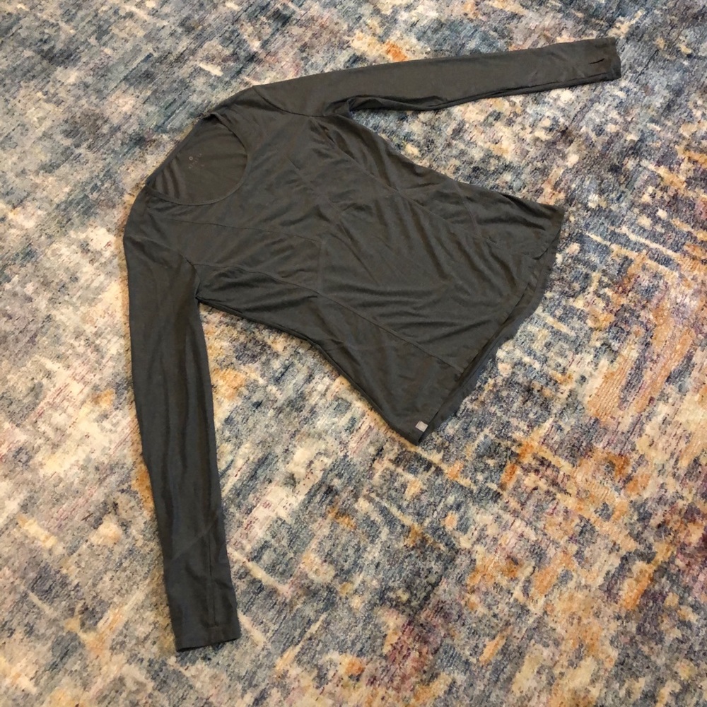 Athlete gray top